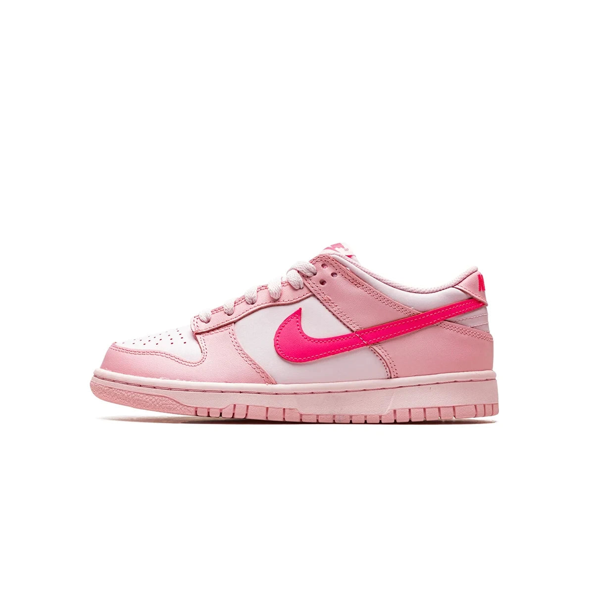 Lato esterno della sneakers Nike Dunk Low Triple Pink Barbie